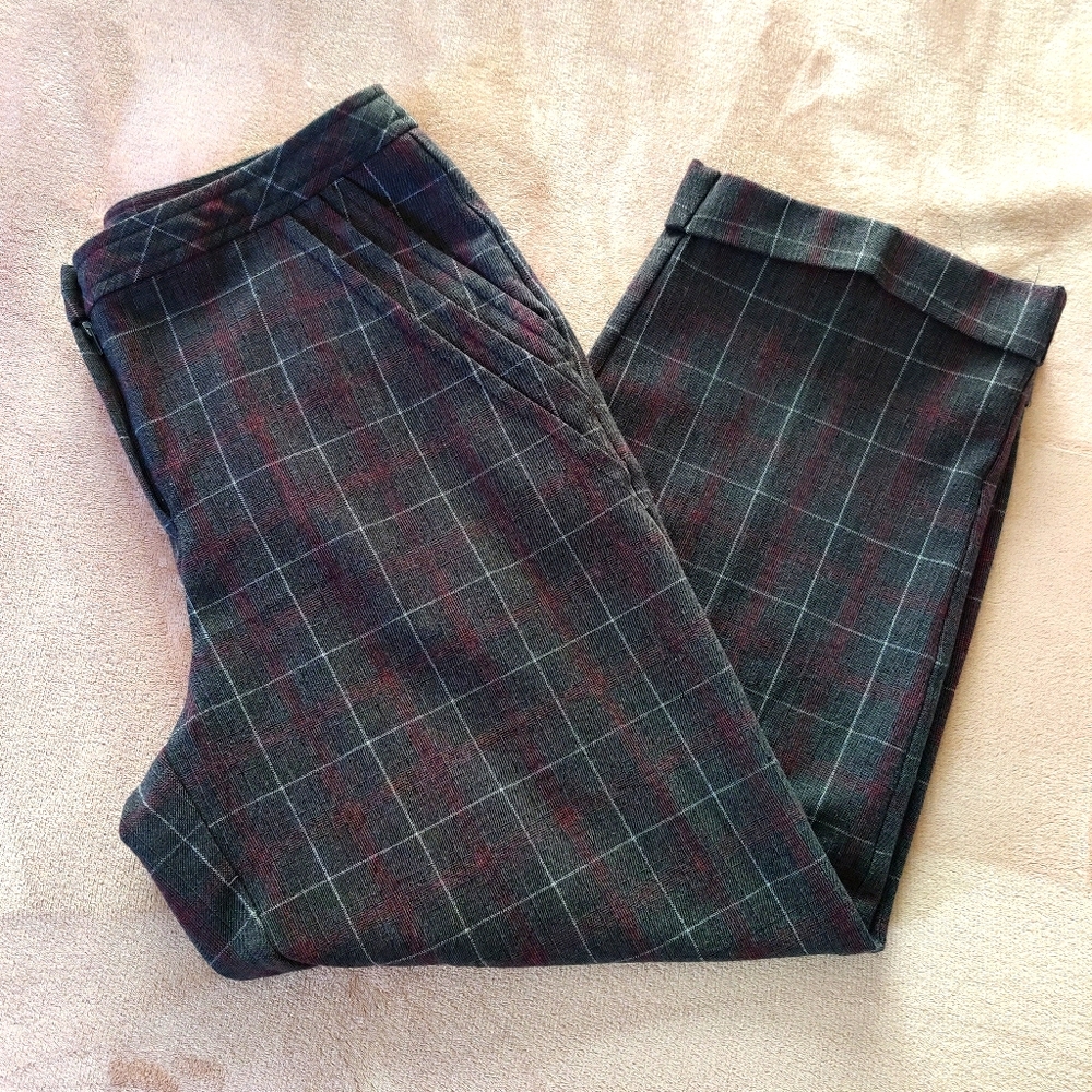 SOLD.......🎉HP🎉 Check Trousers w/ Ankle Crop